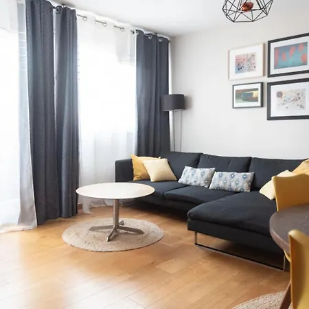 Modern Apt With Balcony Near Paris Apartmán *