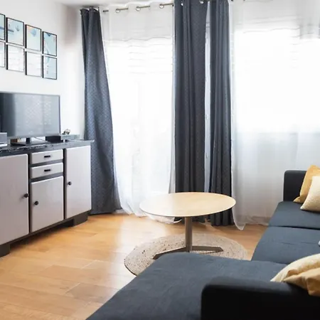 Modern Apt With Balcony Near Paris Apartmán